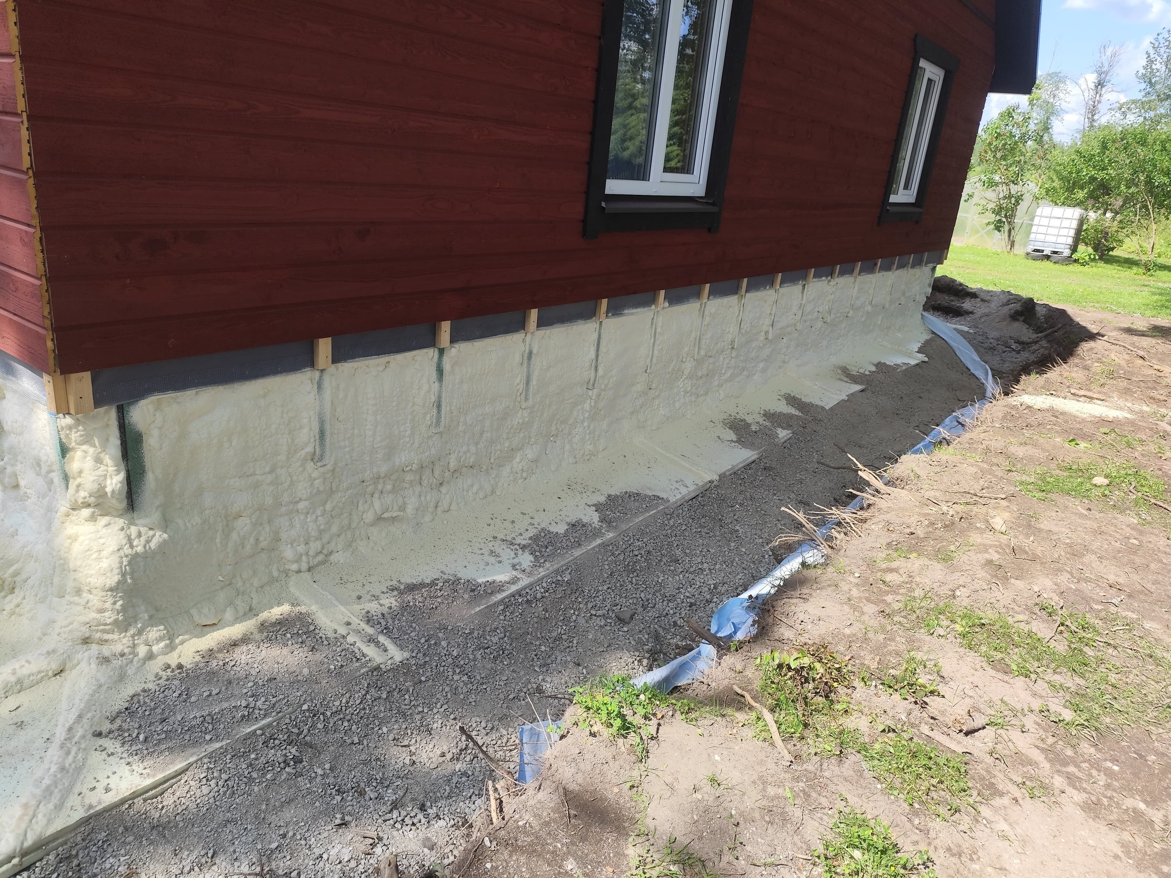 Punase maja sokkel kaetud PUR vahuga